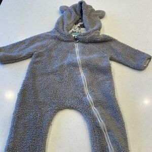 Big elephant infant onesie, size 70 love the zip from bottom. Warm and cute.